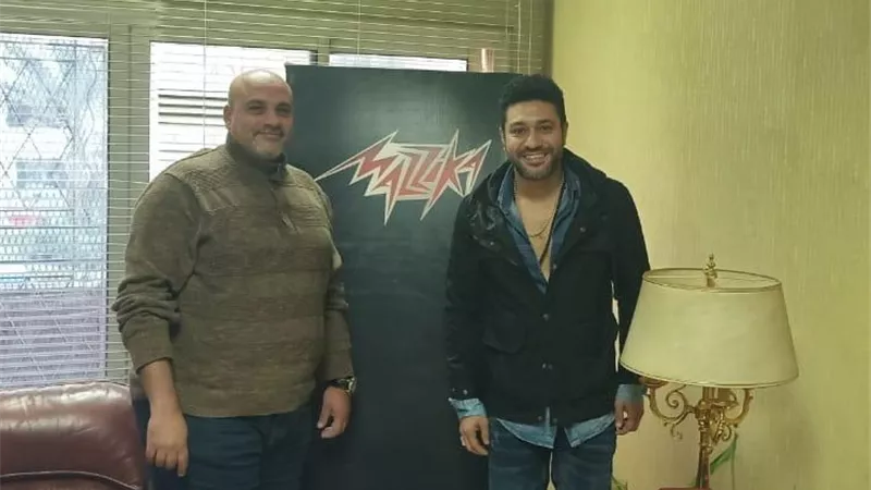 النجم محمد عز يتعاقد مع 