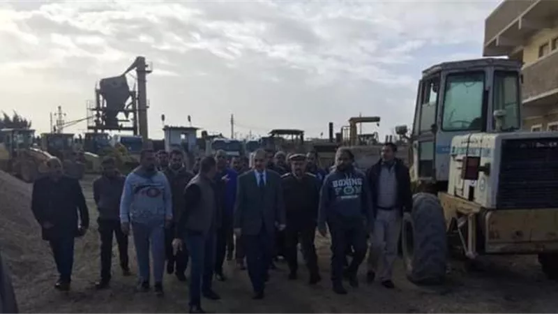 محافظ كفر الشيخ يتفقد ورشة إصلاح المعدات الثقيلة .صور