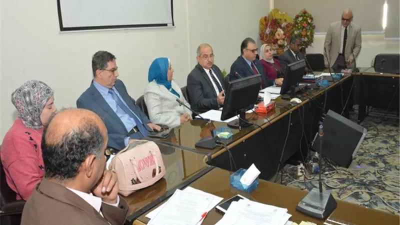 رئيس جامعة أسيوط يشيد بمستوى العمل بكلية الطب بعد فوزها بجائزة التميز الحكومي