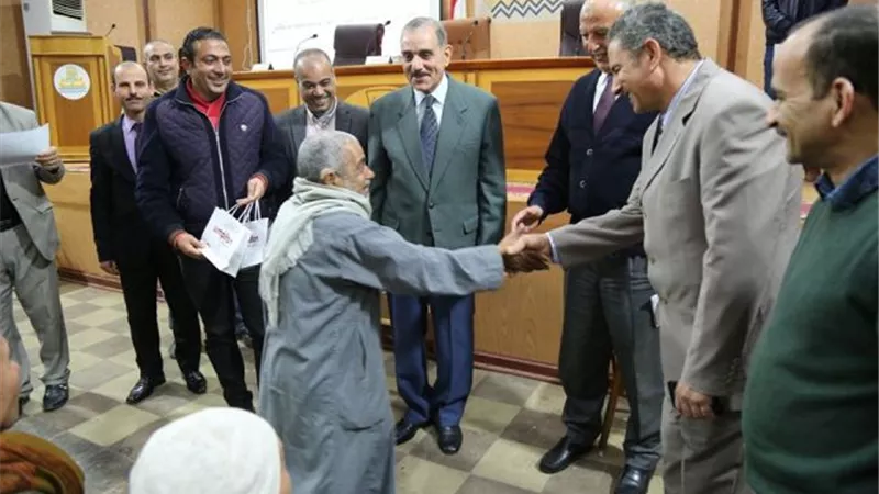 محافظ كفرالشيخ يسلم 69 سماعة طبية وأطراف صناعية للأسر الأكثر إحتياجاً.صور