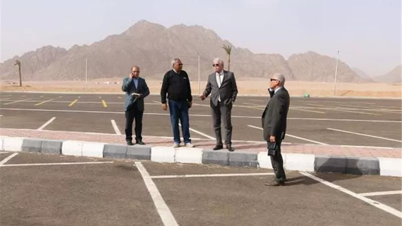 محافظ جبوب سيناء يتفقد تطوير مضمار الهجن الدولى بشرم الشيخ.صور
