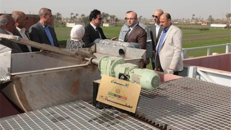 محافظ بني سويف يتفقد مشروع صرف صحي وكوبري بمركز ناصر.صور