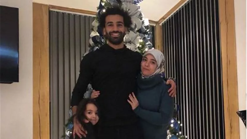 شاهد.. صلاح يحتفل مع زوجته وابنته مكه بالكريسماس