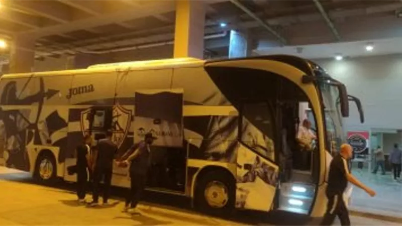 شاهد لحظة وصول حافلة الزمالك لملعب السلام استعدادًا للإنتاج الحربى