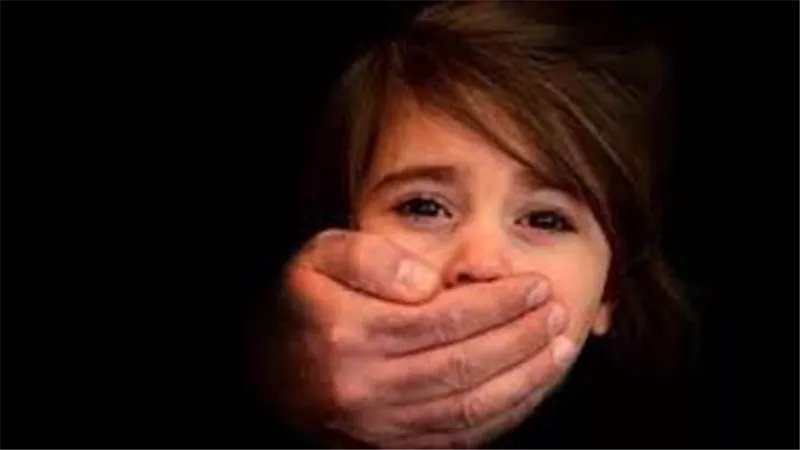 الكاميرا توثق اختطاف حارس امن لطفل أثناء انشغال جدته