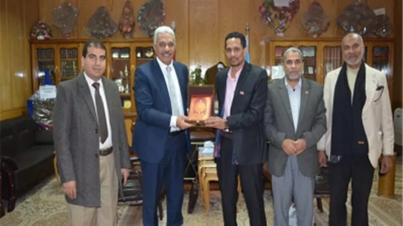 نائب رئيس جامعة الأزهر للوجه القبلي يكرم أحد علماء العلوم بأسيوط
