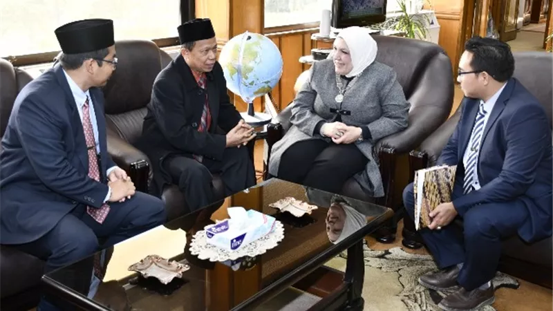 المستشار التربوي للسفارة الاندونيسية يزور جامعة القناة .صور