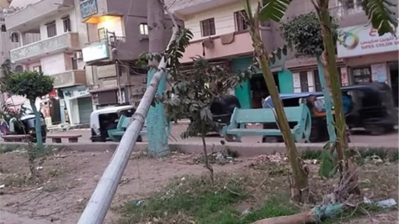 الرياح تقتلع عامود إنارة بكفر الزيات من مكانه دون وقوع إصابات