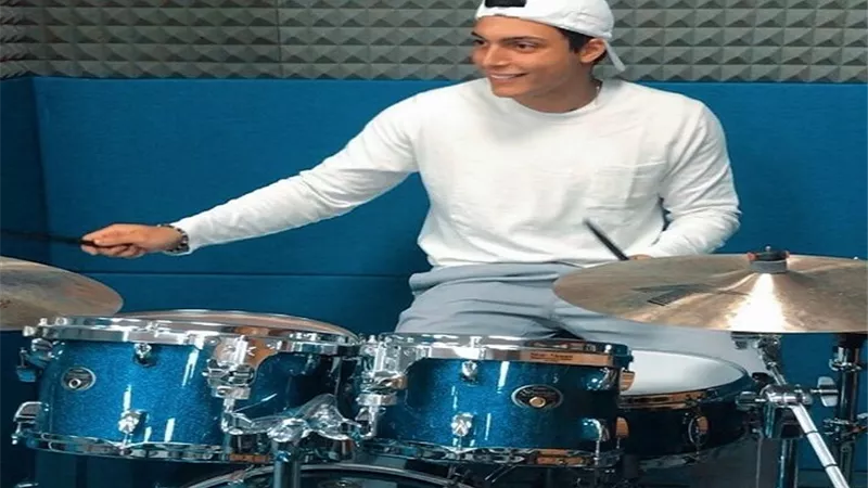 ظهور متألق وإطلالة مبهجة للفنان خالد منيب
