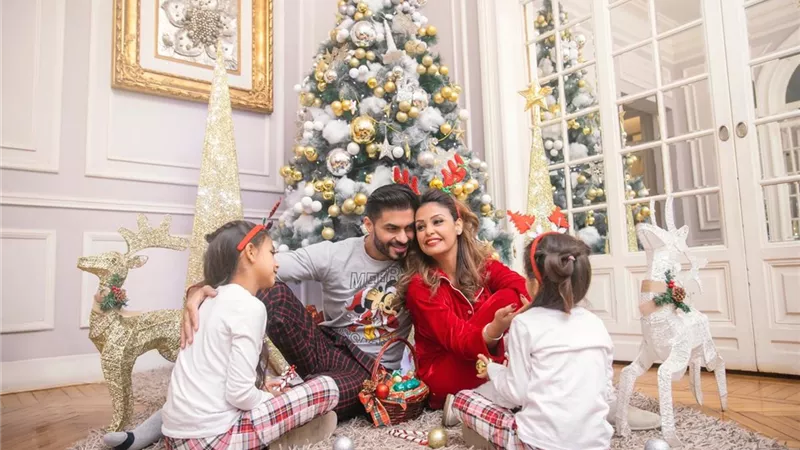 خالد سليم يحتفل مع زوجته وابنتيه بالعام الجديد .. صور