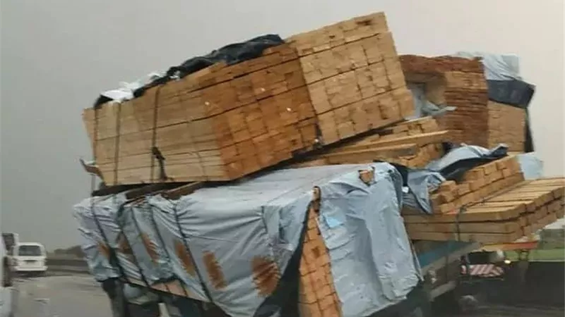 انقلاب سيارة نقل بمقطورة محملة بالأخشاب بمدخل الاسكندرية