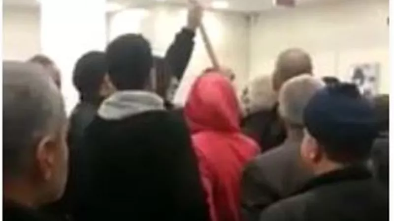 لبناني يحمل فأساً إلى البنك ويطالب بصرف أمواله.. فيديو
