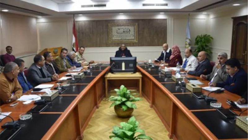 شعيب يستعرض خطة انشاء الطرق بمحافظة مطروح خلال المرحلة القادمة