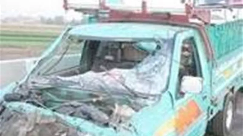 اصابة 4 اشخاص من أسرة واحدة بحادث إنقلاب سيارة نقل علي صحراوي البحيرة