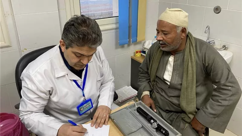 اساتذة طب طنطا يقومون بالكشف على 548 حالة واجراء 15 عملية جراحية .. وصرف الدواء مجانًا