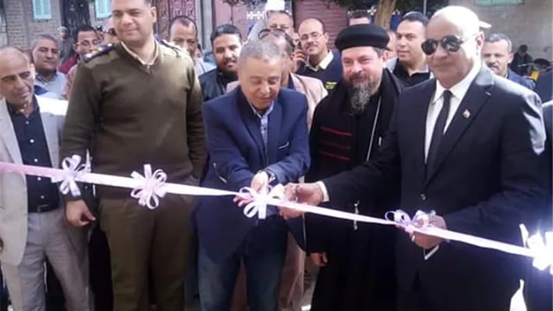 بالصور - رئيس مركز أسيوط يفتتح معرض 