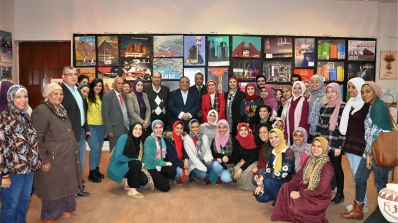 رئيس جامعة حلوان يفتتح معرض إنجازات ثورة 30 يونيو بكلية الفنون التطبيقية.. بالصور