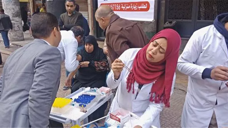 مستقبل وطن يجري تحاليل مجانية لأهالي الدرب الأحمر .صور