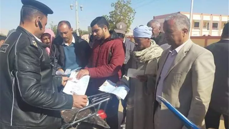 قوافل مرورية لتخفيف العبء على المواطنين وإنهاء تراخيص المركبات بالوادي الجديد .صور