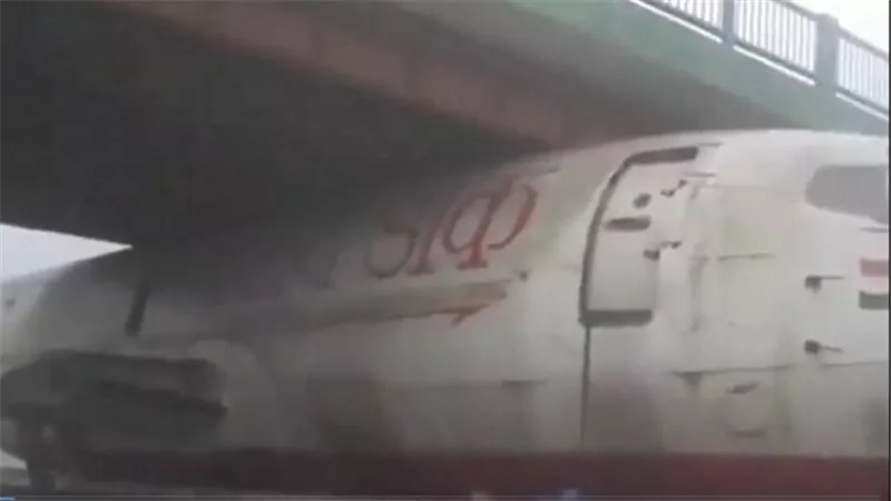 طائرة تعلق تحت جسر في الهند .. فيديو