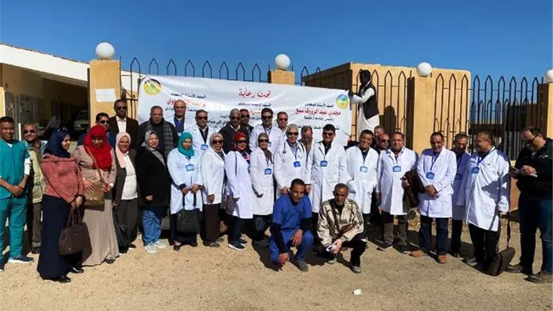 إقبال كبير من الأهالى على قافلة جامعتى جنوب الوادى وطنطا فى حلايب.. بالصور