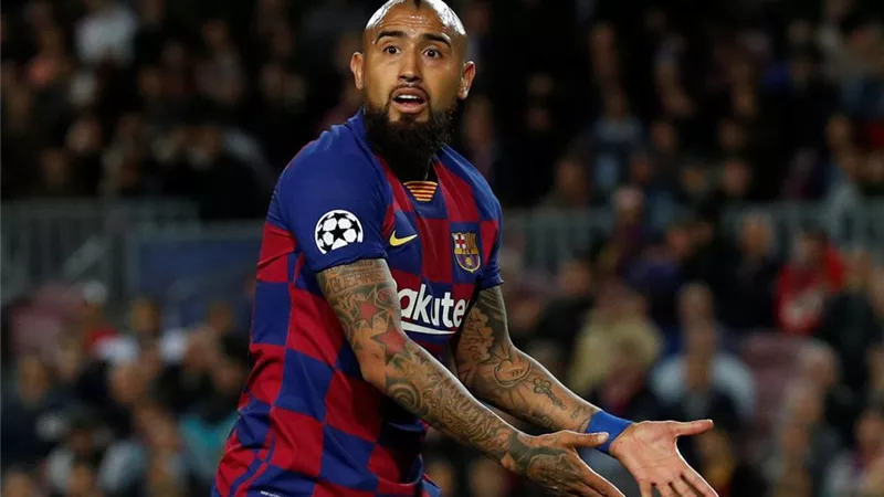 فيدال يتهم برشلونة باستقطاع 2.4 مليون يورو من مستحقاته.. والنادي الكاتلوني يرد