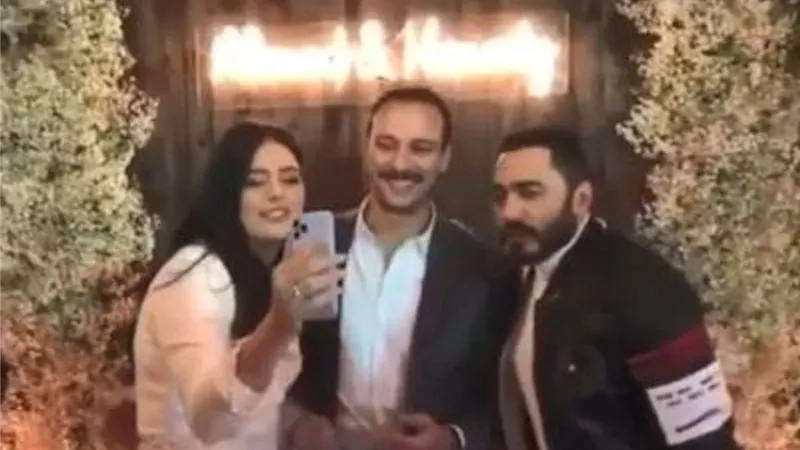 شاهد بالفيديو: لحظة دخول تامر حسنى على العروسان هنادى مهنا واحمد خالد صالح