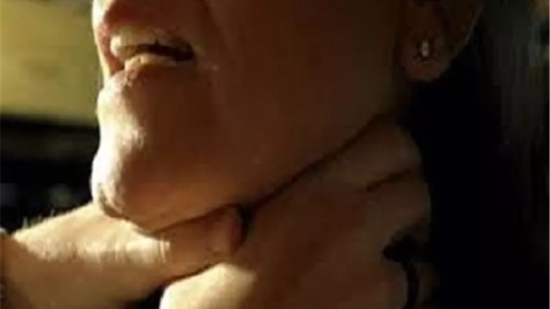 بعد تناوله المخدرات.. يقتل زوجته ثم يطلب منها إعداد الطعام