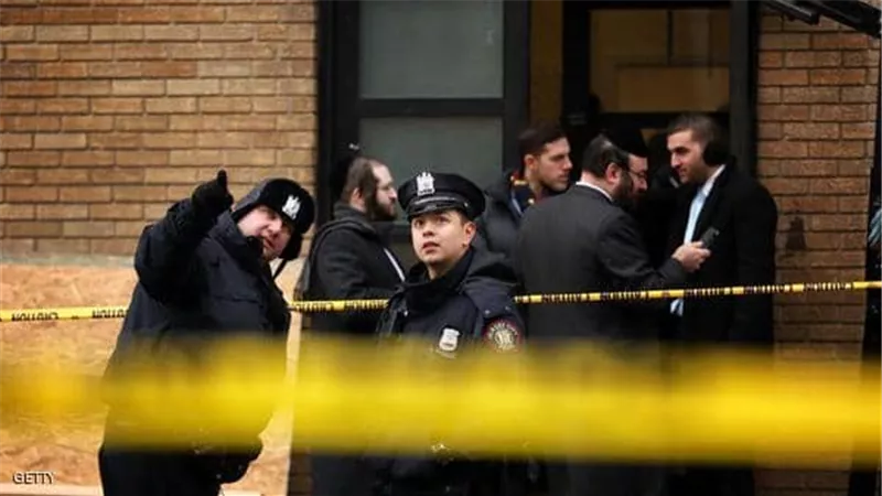 تم اعتقال المشتبه به .. إصابة 5 أشخاص اثر عملية طعن جماعية بمعبد يهودي في نيويورك