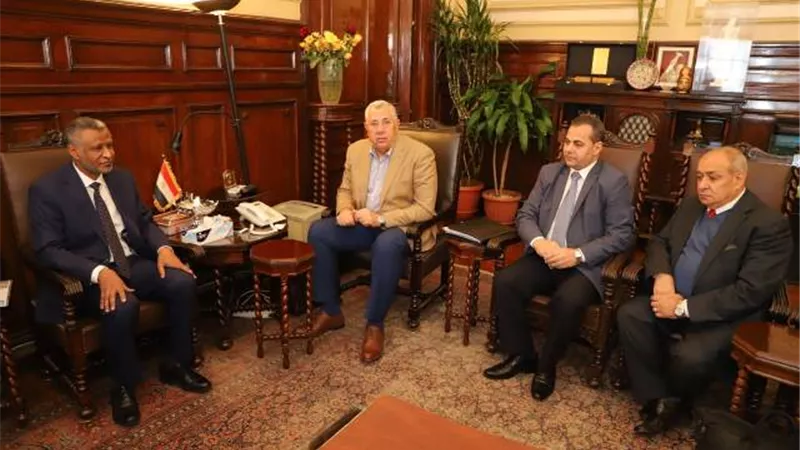وزير الزراعة يستقبل مدير 