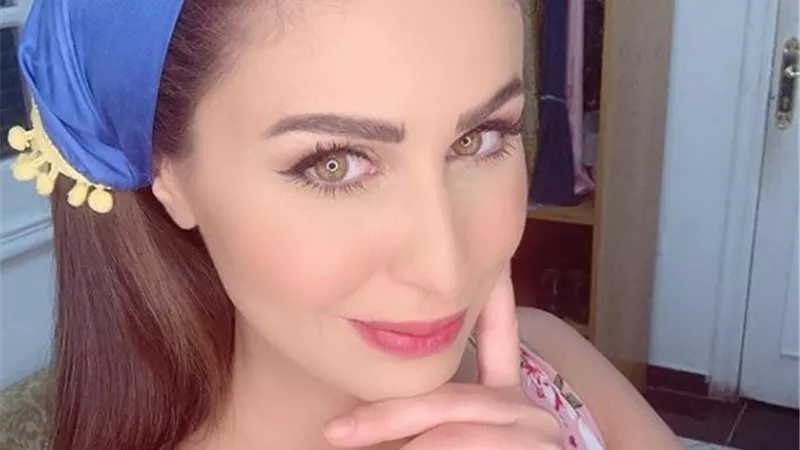 متابع يحرج مى سليم بسبب ملابسها الجريئة .. صور