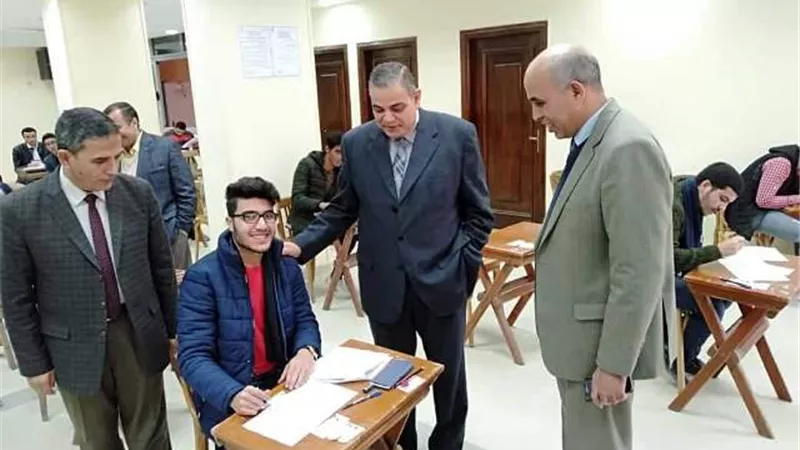 رئيس جامعة كفرالشيخ يتابع اختبارات الفصل الدراسي الأول في كليات الطب البيطري والزراعة والتربية