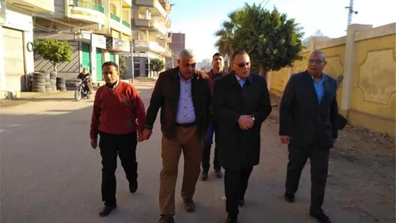 غراب يتفقد أعمال الرصف وتوصيل الغاز بطريقي مصطفى كامل وعبد العزيز علي بمدينة أبوكبير