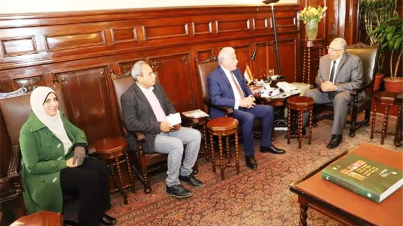 القصير وفوده ناقشا دعم المحافظة بمشروعات تنموية.. بالصور