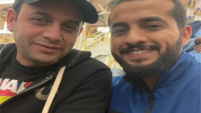 شاهد.. مصطفى قمر يؤدى مناسك العمرة ويزور الروضة الشريفة.. صور