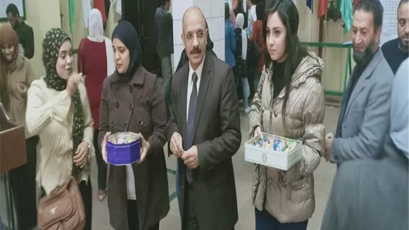في أول أيام الامتحانات... دار العلوم تصنع البهجة وتستقبل الطلاب بالهدايا والحلويات
