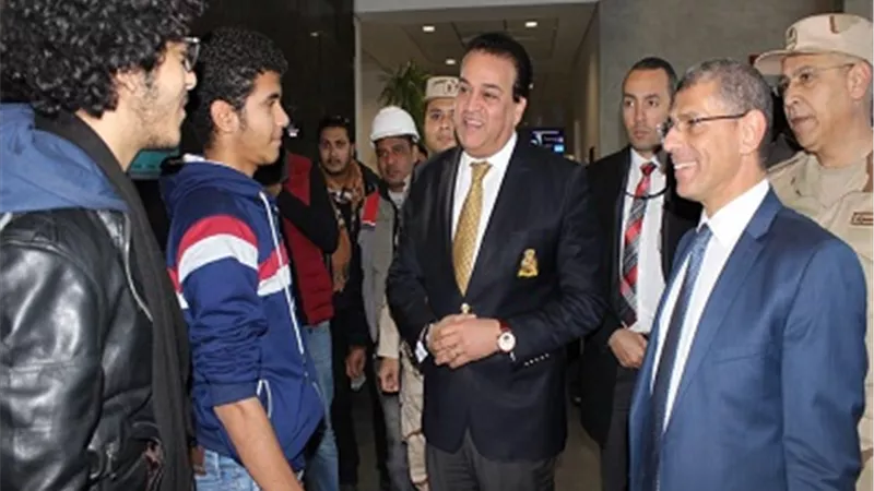 وزير التعليم العالي يتفقد منشآت مدينة زويل للعلوم والتكنولوجيا