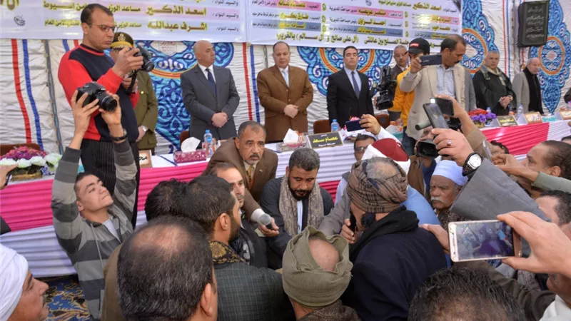 محافظ أسيوط يشهد انهاء خصومة ثأرية عائلتى