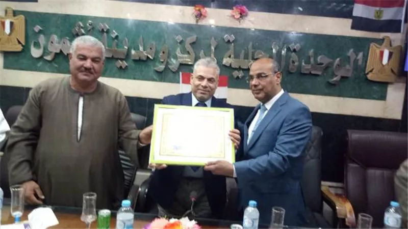 أشمون تكرم المحاسب مجدي رياض لتوليه رئاسة مدينة الشهداء.صور