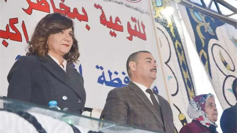 وزيرة الهجرة تلتقي 1500 مواطن للتوعية وطرح البدائل في 