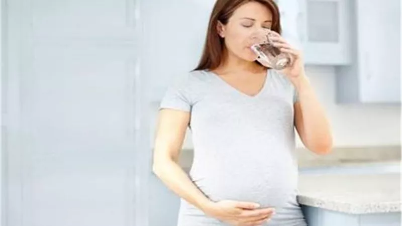 5 فوائد لشرب الماء أثناء الحمل.. أهمها نقل الطعام للجنين