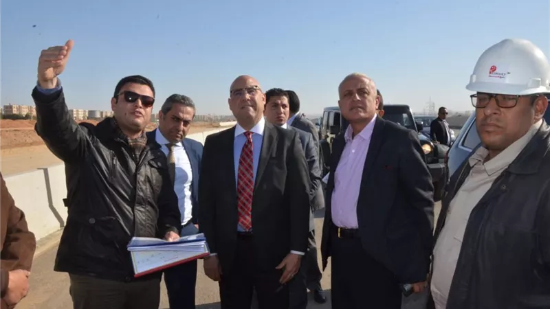 وزير الإسكان يتفقد محاور الطرق الرئيسية والكبارى بمدينة ٦ أكتوبر