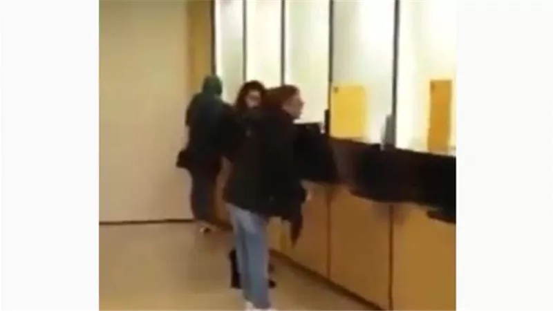 بالفيديو.. صرخة وجع من داخل مصرف في لبنان: 