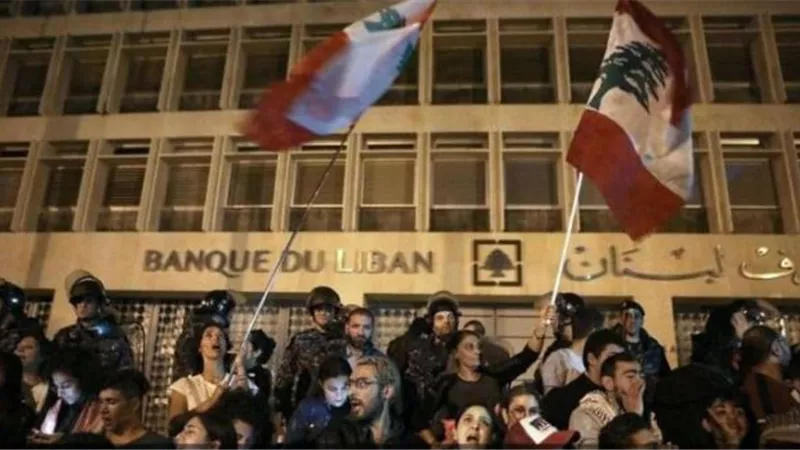 مصارف لبنان تتحول إلى ساحة اعتصام للمحتجين الرافضين لسياسة البنوك