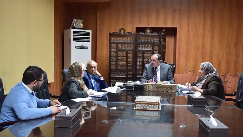 رئيس جامعة بني سويف يستعرض انجازات ادارة المجلات