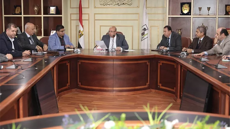 محافظ بني سويف يلتقى المستثمرين