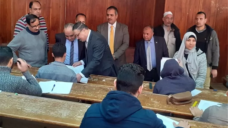 رئيس جامعة بنها يتفقد لجان الإمتحانات بالكليات