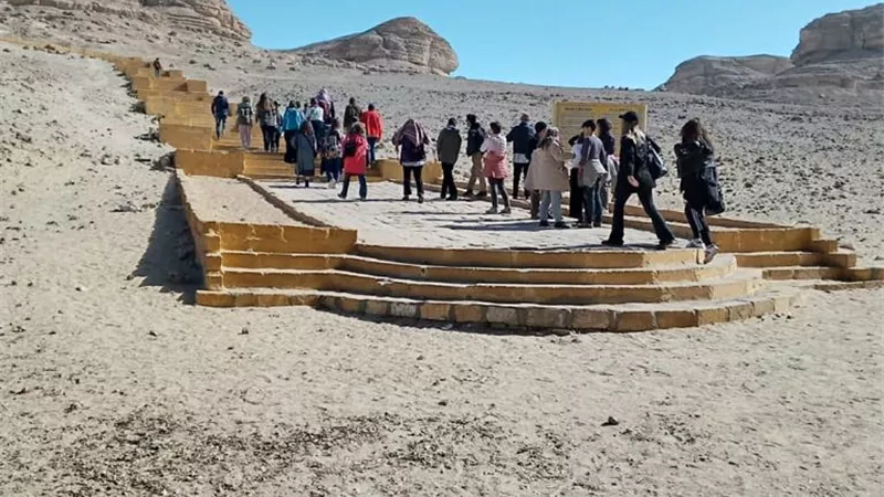 سياح من المجر واليونان فى مناطق المنيا الاثرية