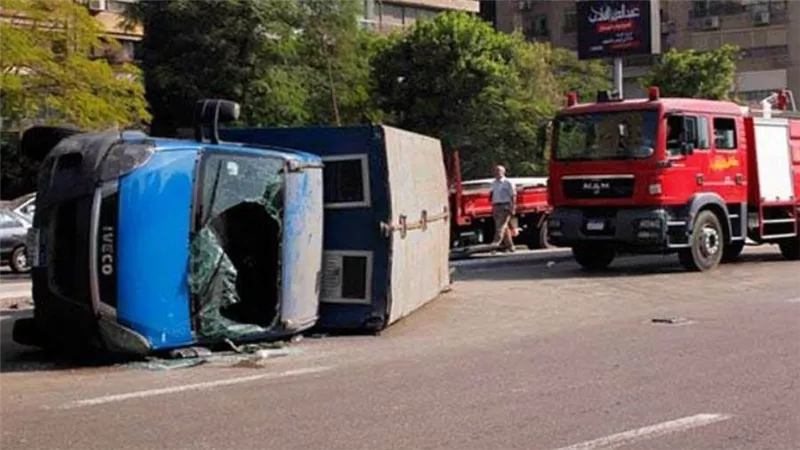 إصابة 11 شخصا في انقلاب سيارة ترحيلات بطريق الفيوم الصحراوي