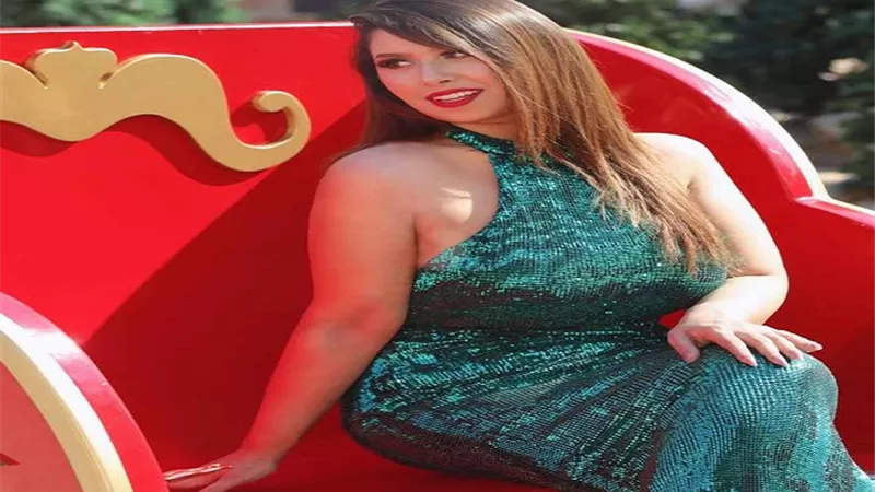 ايناس عز تشعل السوشيال ميديا باحدث إطلالتها